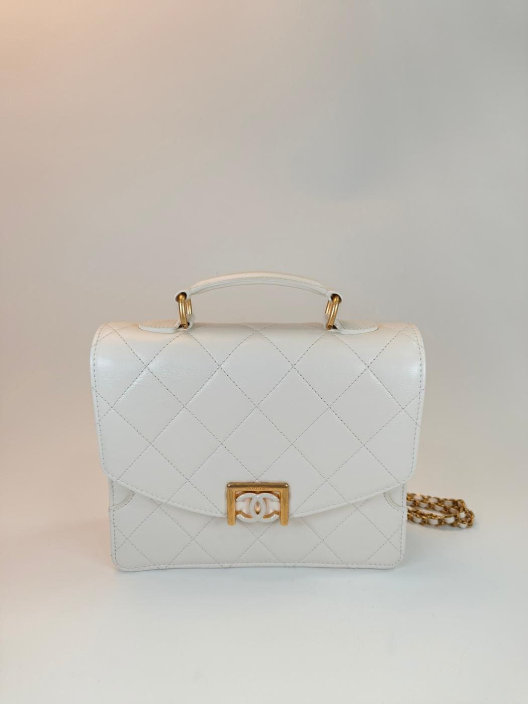 CHANEL ����ͥ� �ޥȥ�å� �ȥåץϥ�ɥ� �������󥷥������Хå� �ۥ磻�� �����ֹ桧10764