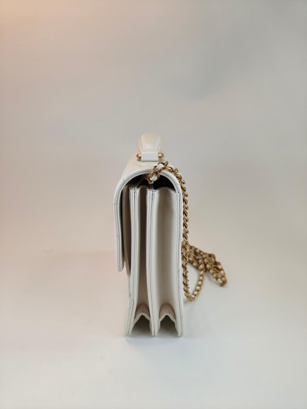 CHANEL ����ͥ� �ޥȥ�å� �ȥåץϥ�ɥ� �������󥷥������Хå� �ۥ磻�� �����ֹ桧10764