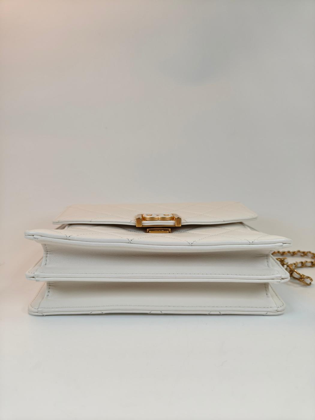 CHANEL ����ͥ� �ޥȥ�å� �ȥåץϥ�ɥ� �������󥷥������Хå� �ۥ磻�� �����ֹ桧10764