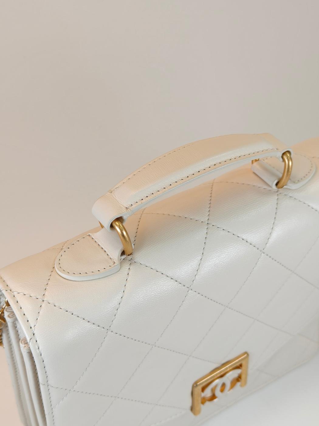 CHANEL ����ͥ� �ޥȥ�å� �ȥåץϥ�ɥ� �������󥷥������Хå� �ۥ磻�� �����ֹ桧10764