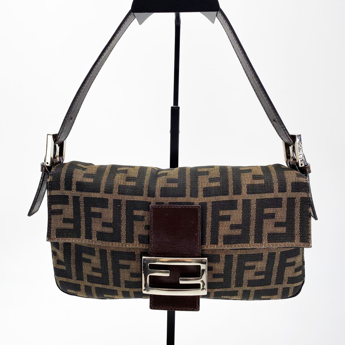 FENDI フェンディ　ワンショルダーバッグ　マンマバケット　ズッカ柄 フェンディ FENDI ズッカ柄 マンマバケット ショルダーバッグ