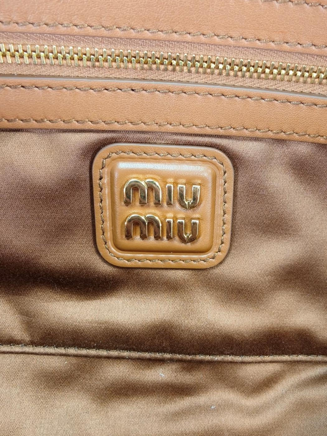 MIU MIU �ߥ奦�ߥ奦 ���륫�ǥ� �쥶�� �ϥ�ɥХå� �顼�� ���˥�å� �����ֹ桧10706