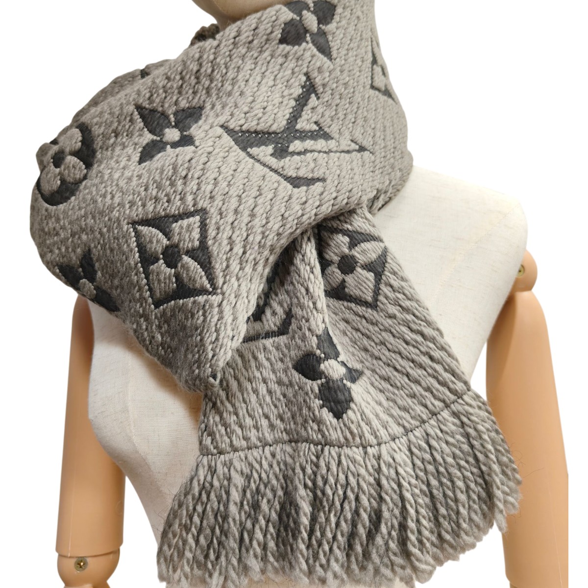 ルイヴィトン エシャルプ ロゴマニア マフラー ヴェローヌ グレー LOUIS VUITTON ルイヴィトン エシャルプ ロゴマニア ヴェローヌ