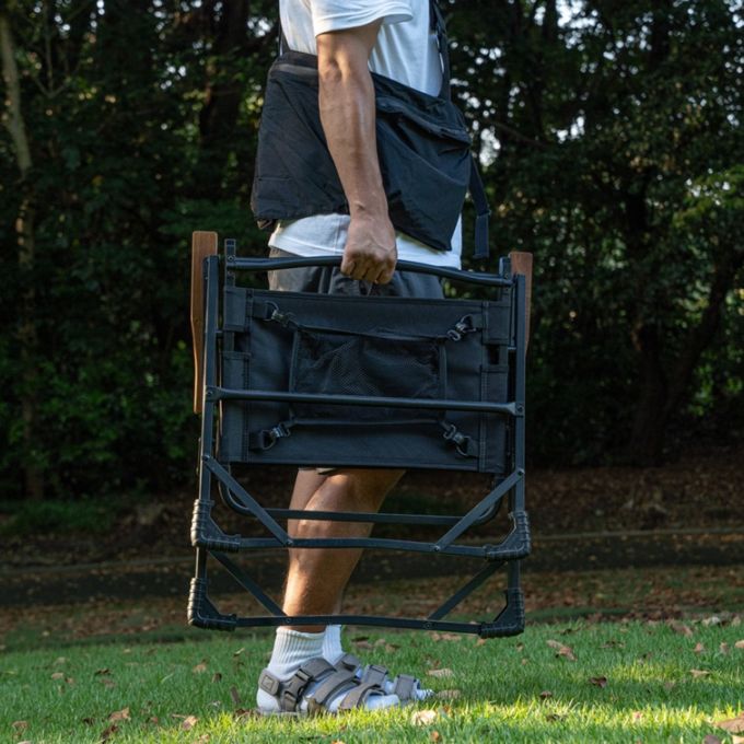 ワンタッチで折りたためて、片手で持ち運べる<br>
軽量設計。
