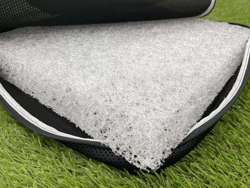 中材には、網状の立体構造（メッシュ構造）を採用<br>
することで、内部に空間が生まれ、体圧を分散しなが<br>
ら通気性も確保。長時間座ってもムレにくく、快適な<br>
座り心地を保ちます。<br>