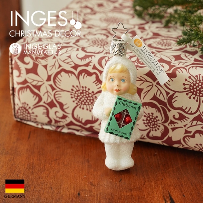 クリスマスツリー オーナメント ドイツ INGE-GLAS MANUFAKTUR（インゲ・グラス）ガラス ［雪のこどもたち］ 赤いオーナメントが入った箱を持ったこども 9.5cm _[100369]  s60