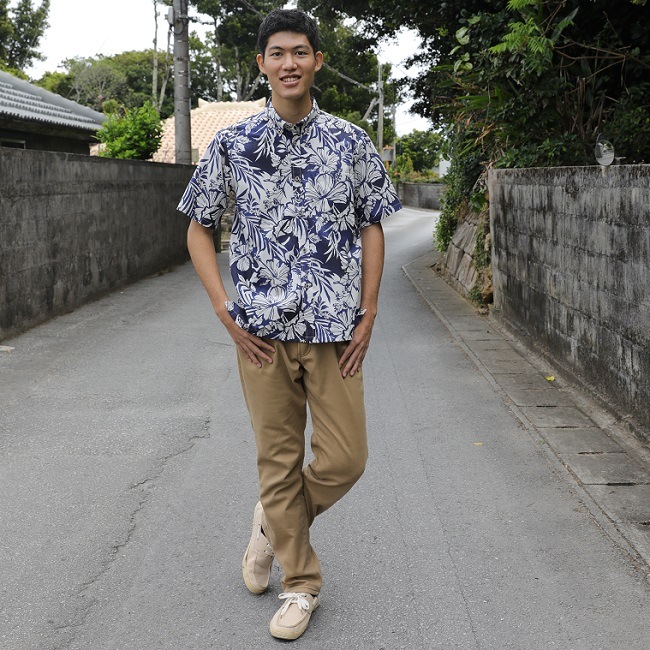 OK1852　メンズ　＜ハイビシーサー柄＞　ボタンダウン