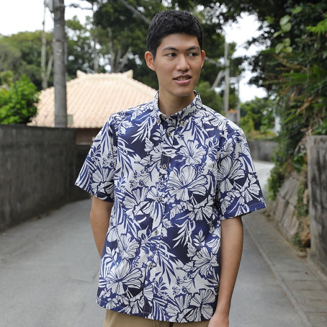 OK1852　メンズ　＜ハイビシーサー柄＞　ボタンダウン