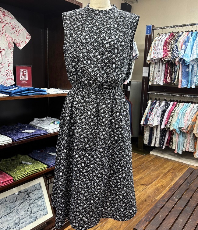 EM1180WN　レディース　＜ハイビ小花柄＞　ノースリーブワンピース　リップル加工