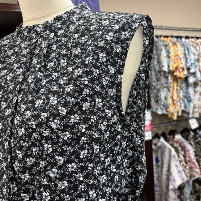 EM1180WN　レディース　＜ハイビ小花柄＞　ノースリーブワンピース　リップル加工