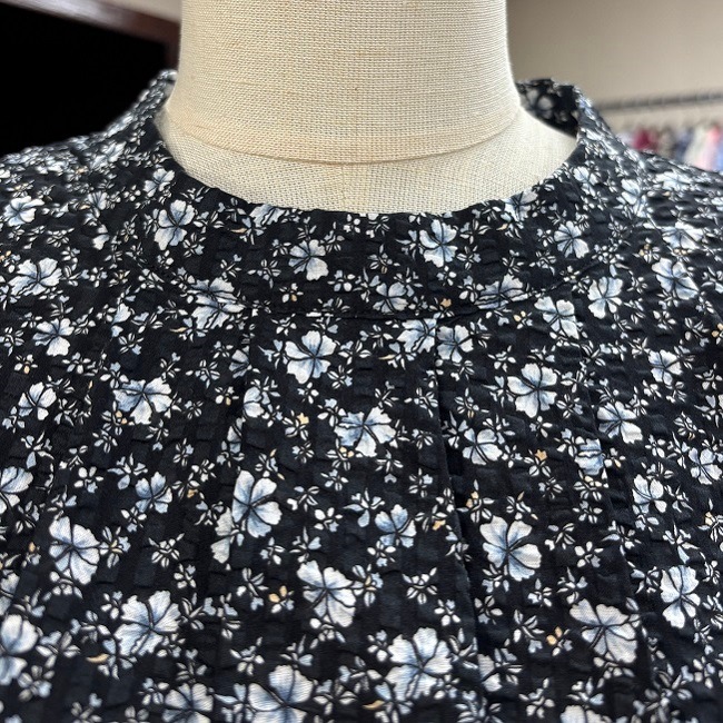 EM1180WN　レディース　＜ハイビ小花柄＞　ノースリーブワンピース　リップル加工