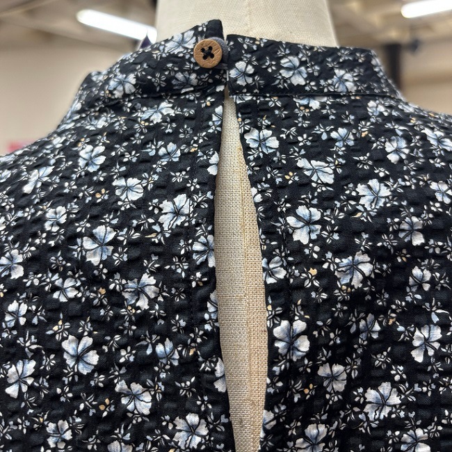 EM1180WN　レディース　＜ハイビ小花柄＞　ノースリーブワンピース　リップル加工