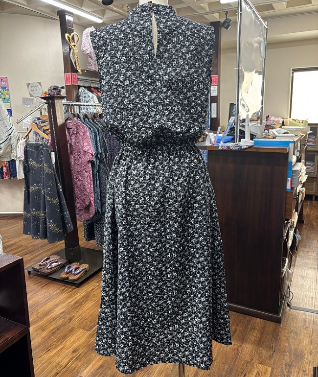 EM1180WN　レディース　＜ハイビ小花柄＞　ノースリーブワンピース　リップル加工