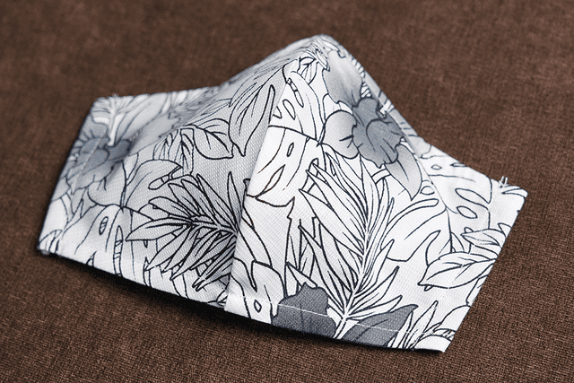 クレンゼ加工　洗える布マスク　＜カトレアリーフ柄＞　レギュラーサイズ【オフ／クロ】