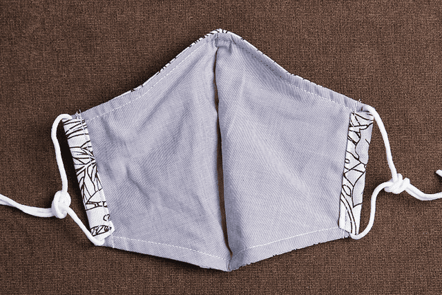 クレンゼ加工　洗える布マスク　＜カトレアリーフ柄＞　レギュラーサイズ【オフ／クロ】