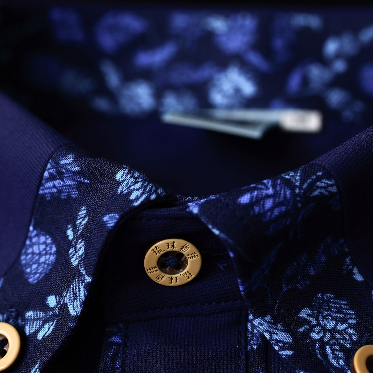 R1903　琉球物語　メンズ　＜小花柄使い＞　ボタンダウン　長袖