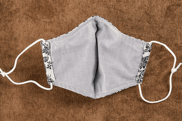 クレンゼ加工　洗える布マスク　＜デイゴ・ハイビ小柄＞　スモールサイズ【オフ／クロ】