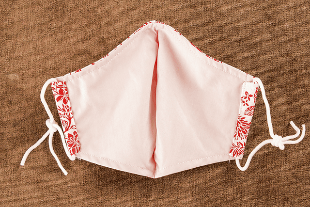 クレンゼ加工　洗える布マスク　＜デイゴ・ハイビ小柄＞　レギュラーサイズ【オフ／エンジ】