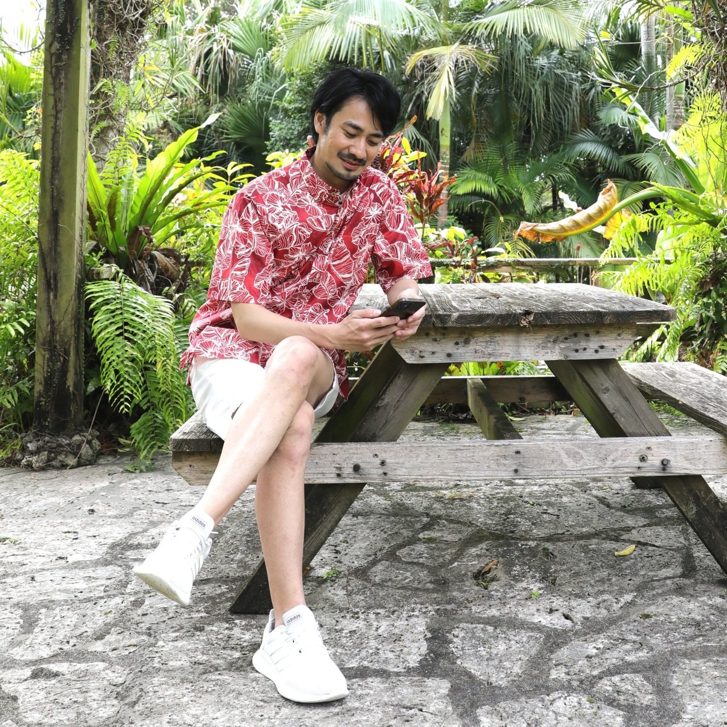 EM1889　メンズ　＜ハイビモンステラ柄＞　ボタンダウン　半袖