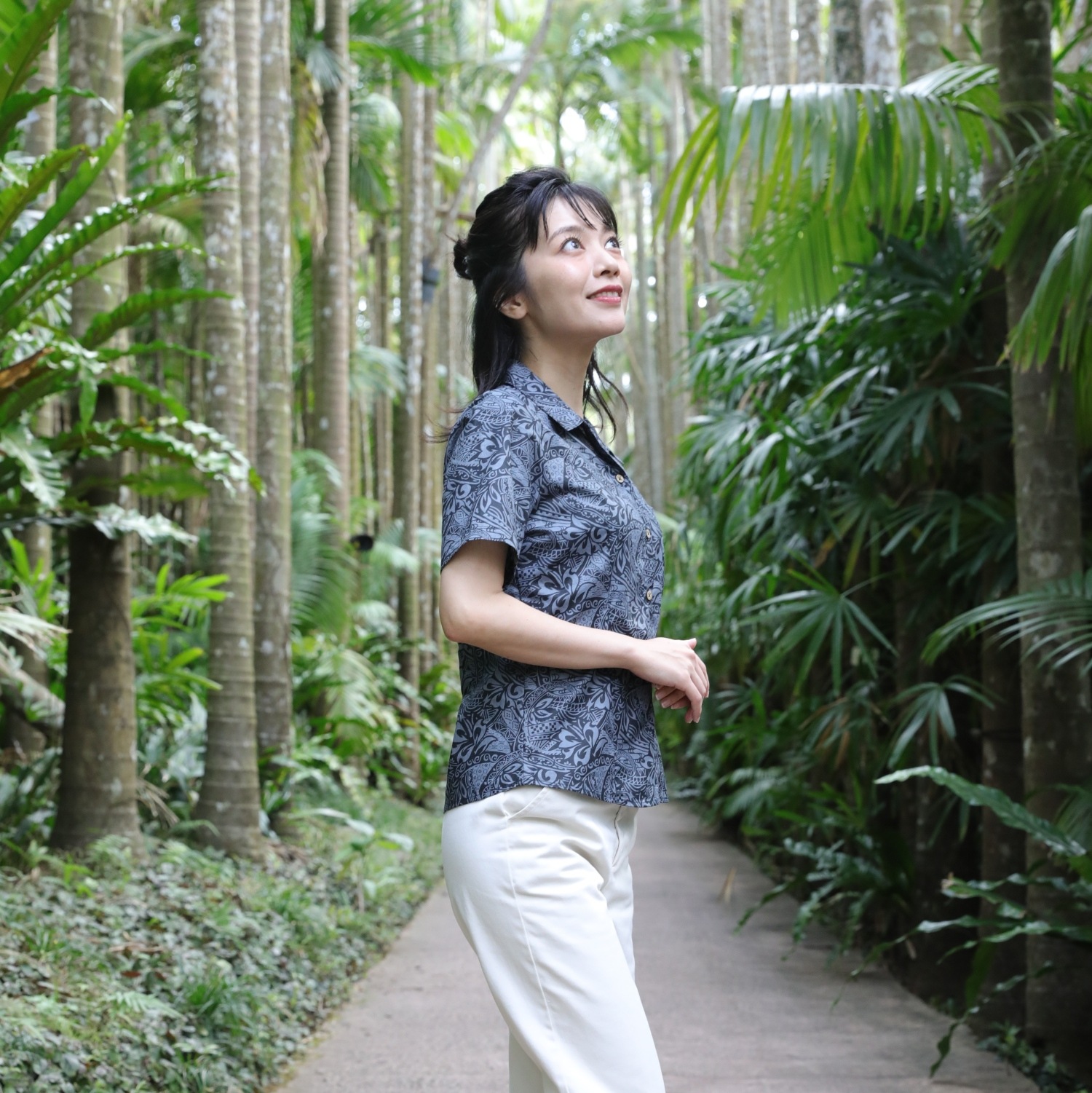 EM1188　レディース　＜幾何学ハイビ柄＞　スキッパー半袖