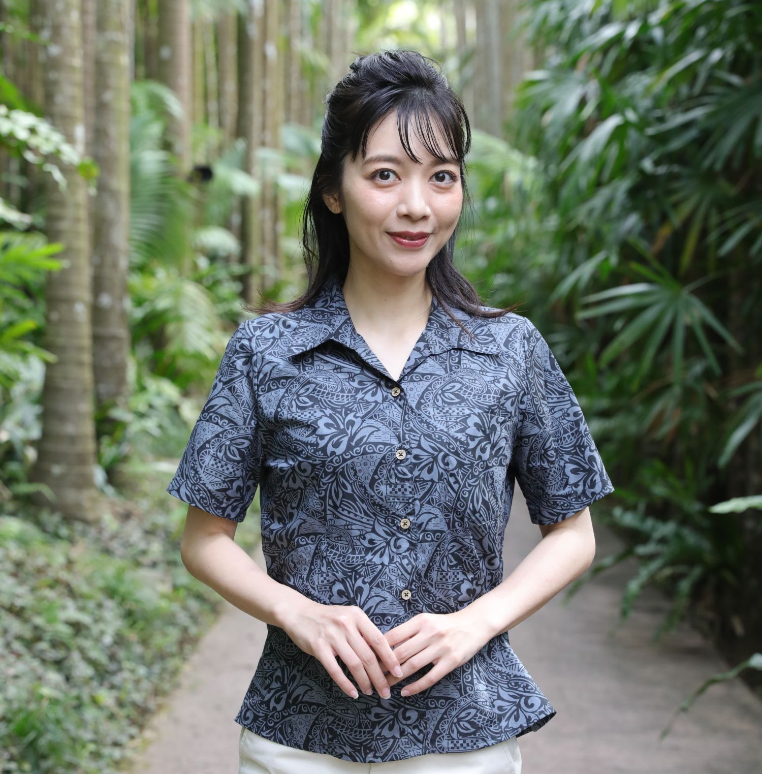 EM1188　レディース　＜幾何学ハイビ柄＞　スキッパー半袖