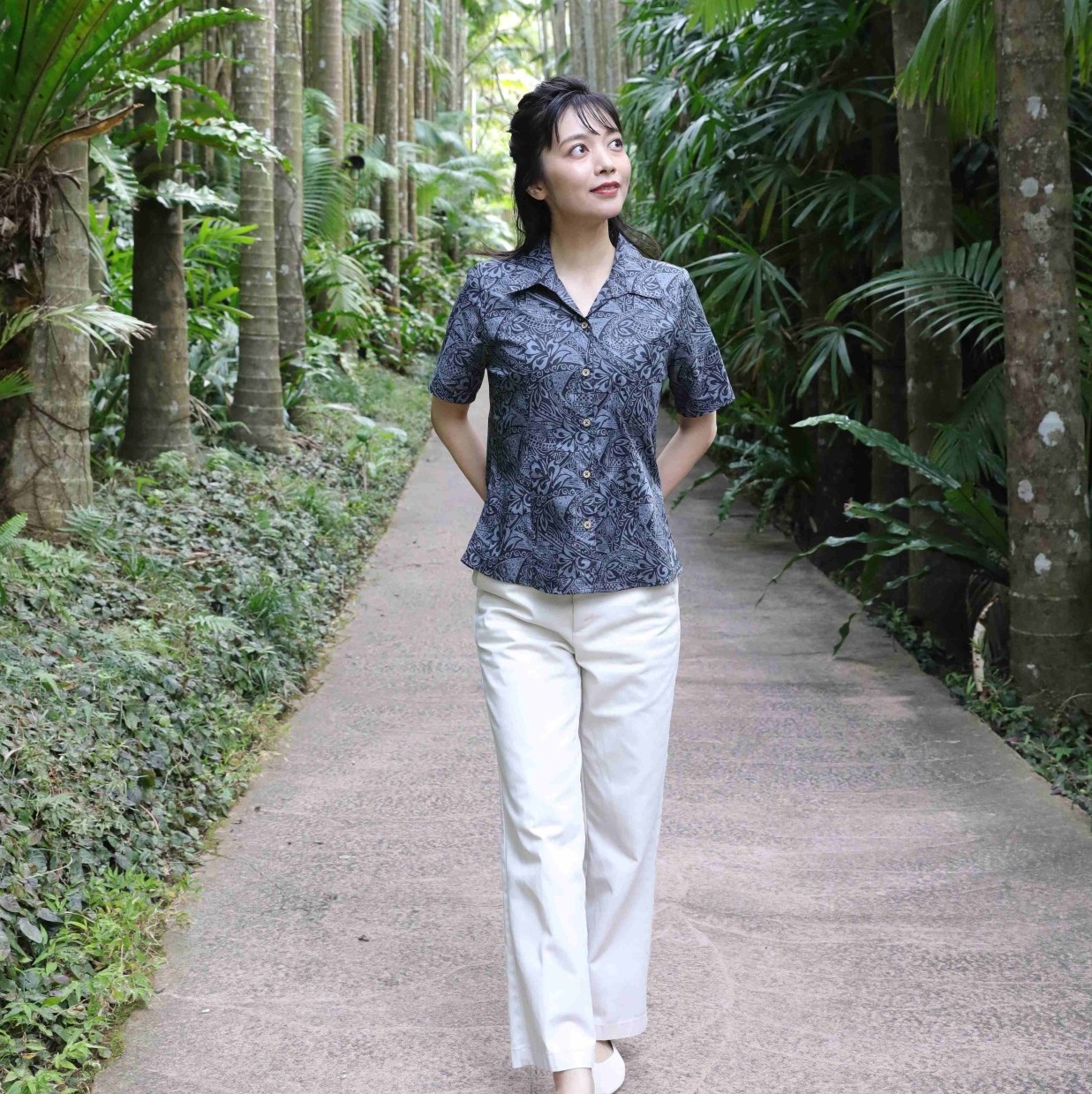 EM1188　レディース　＜幾何学ハイビ柄＞　スキッパー半袖