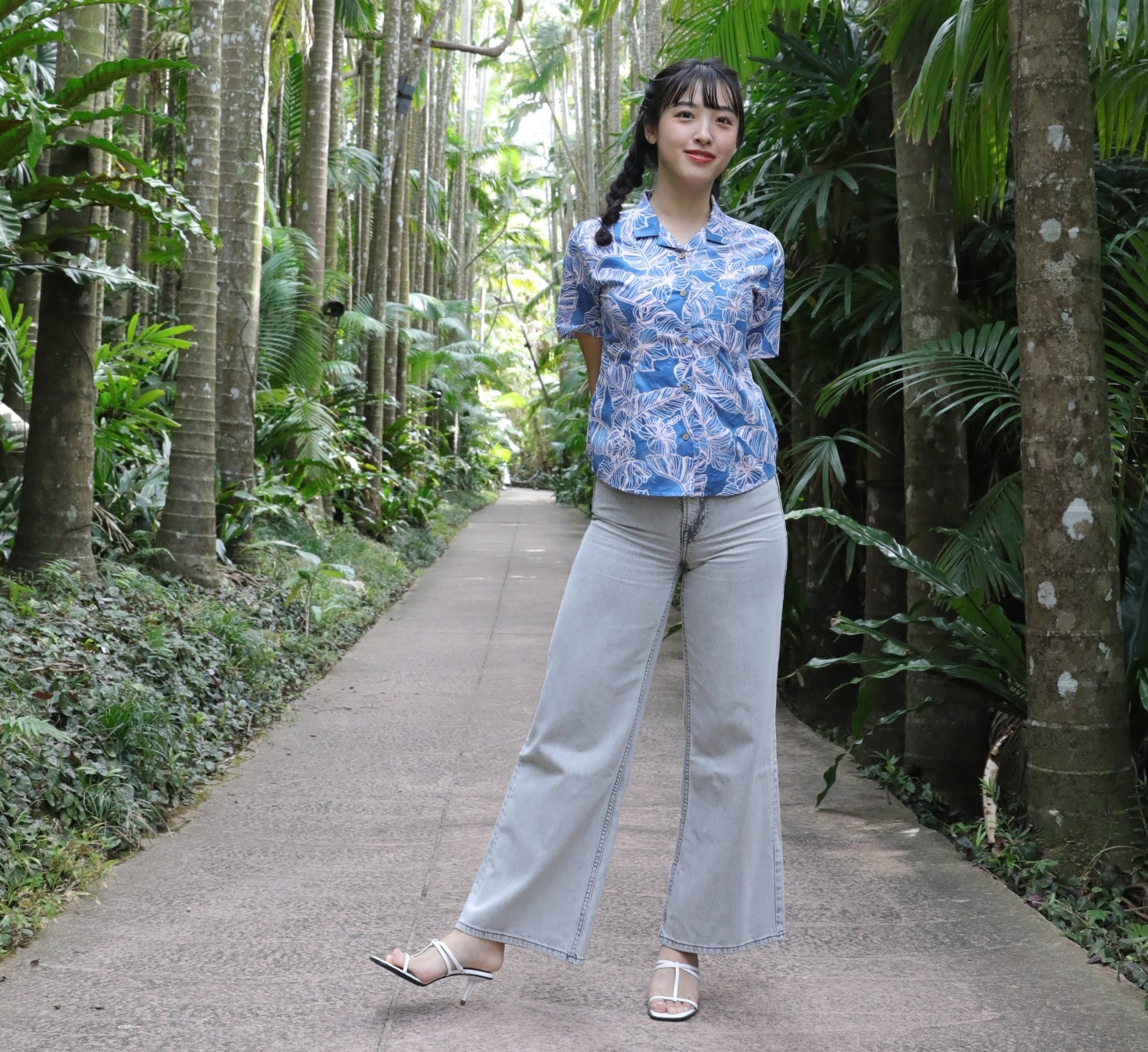 EM1189　レディース　＜ハイビモンステラ柄＞　開襟半袖