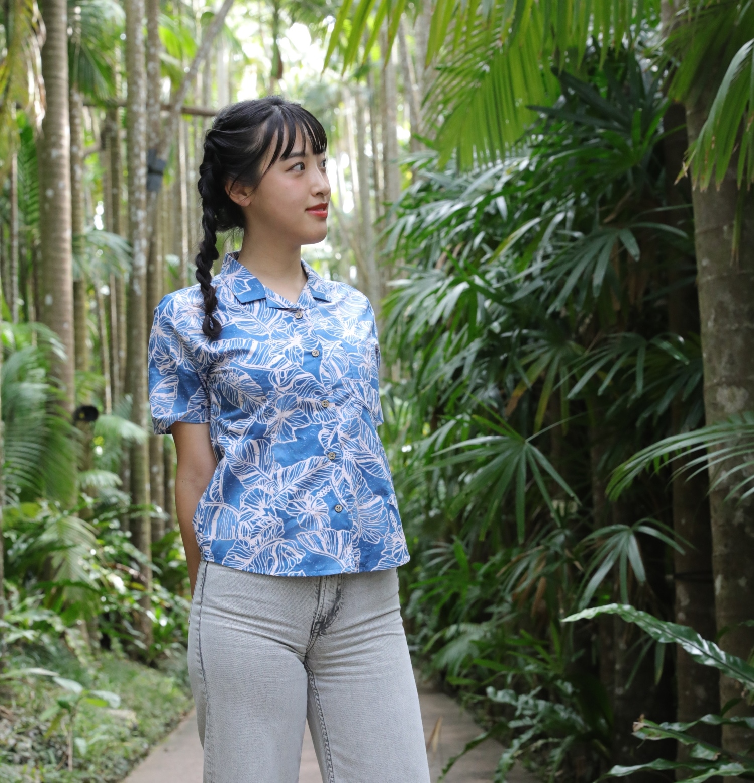 EM1189　レディース　＜ハイビモンステラ柄＞　開襟半袖