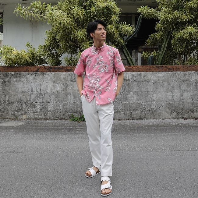 OK1851　メンズ　＜トライバルハイビ柄＞　ボタンダウン