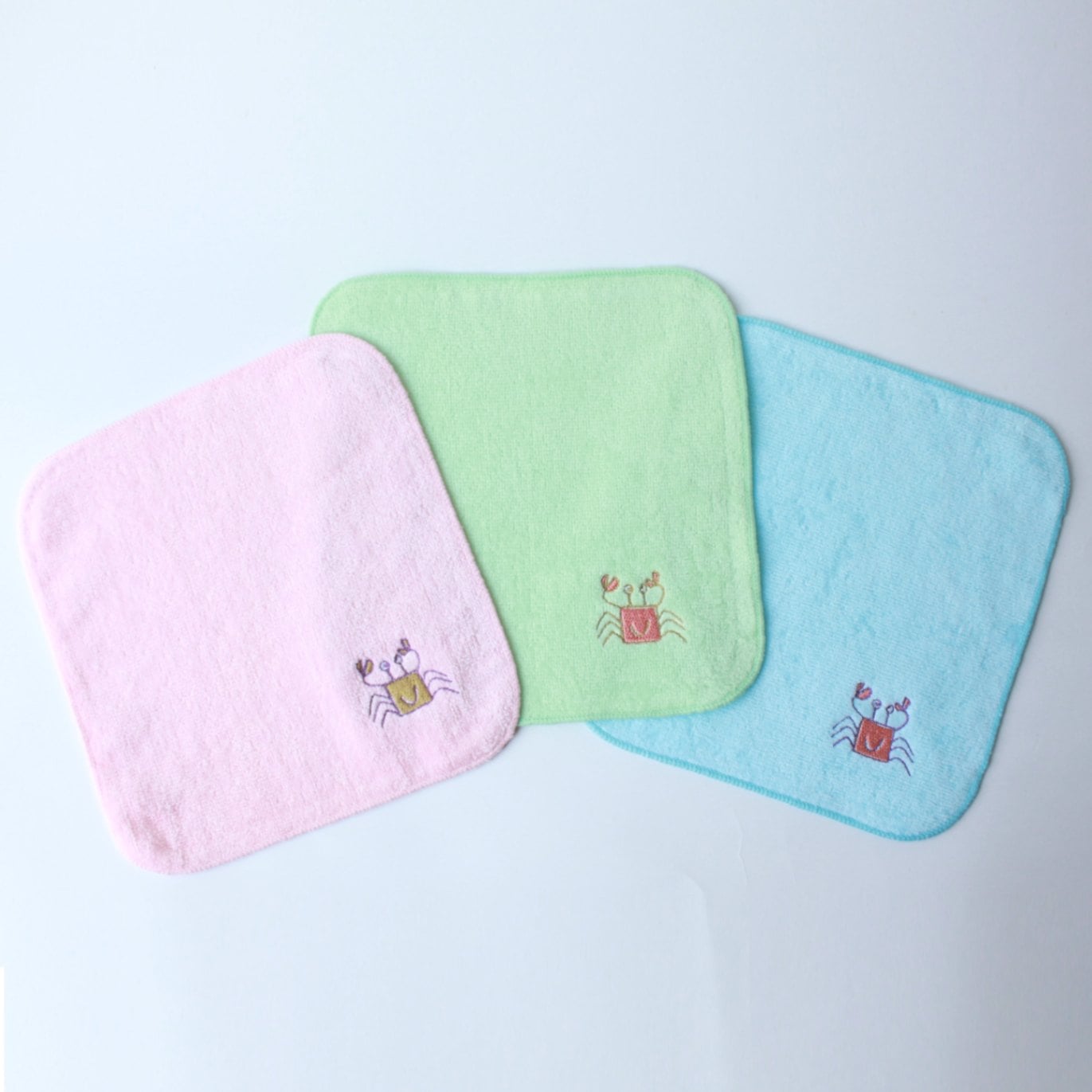 かに】タオルハンカチ by われもこう |「障がい者福祉」を買物で応援