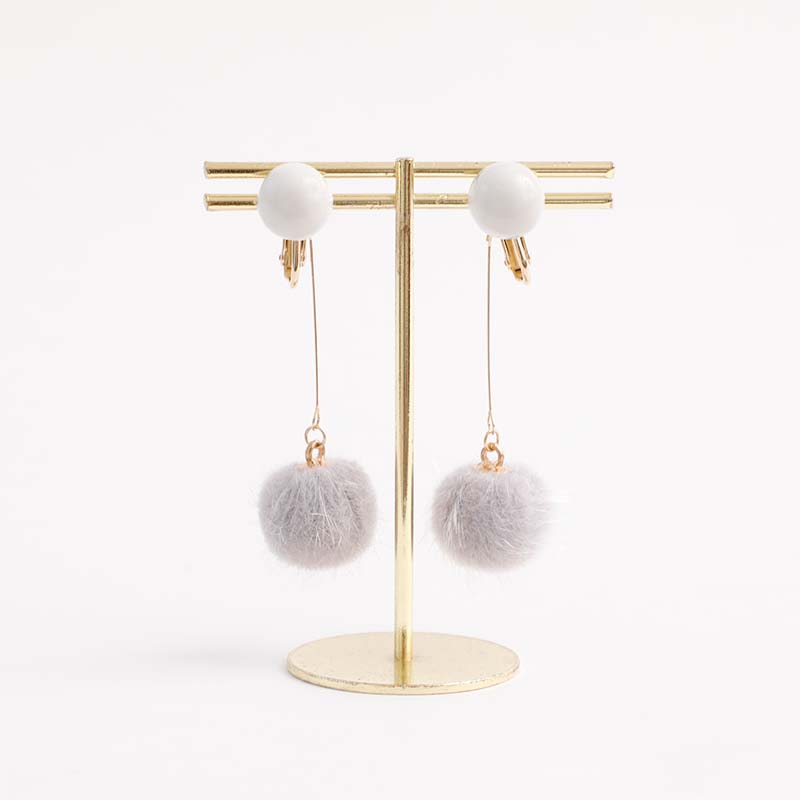 小丸ファーイヤリング グレー By 陶芸工房 土の夢 障がい者福祉 を買物で応援する通販サイト Pippo Npo法人pippo