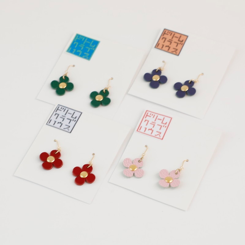 花のピアス（レザー/ 4色 緑・赤・紫・ピンク） by ドリームクラブ