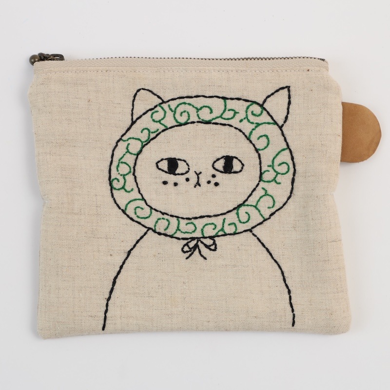 手刺繍ポーチ（唐草模様のほっかむり猫） by collect 34 |「障がい者