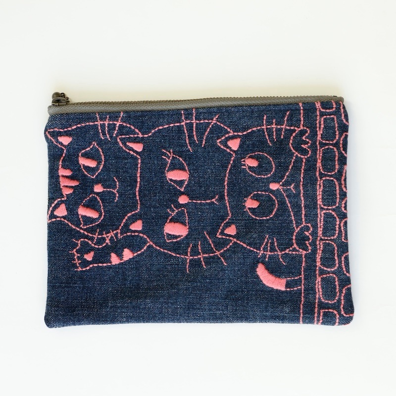 猫たちのポーチ（縦並び） by collect 34 |「障がい者福祉」を買物で