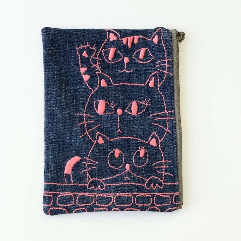 猫たちのポーチ（縦並び） by collect 34 |「障がい者福祉」を買物で