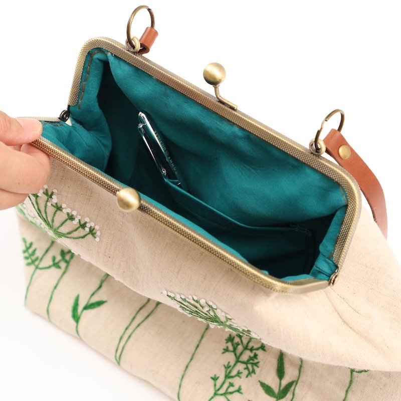 手刺繍がま口バッグ（草花） by collect 34 |「障がい者福祉」を買物で