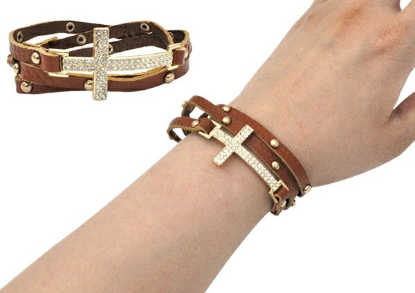 送料無料<br>３重巻きレザーブレスレット/クロスチャーム