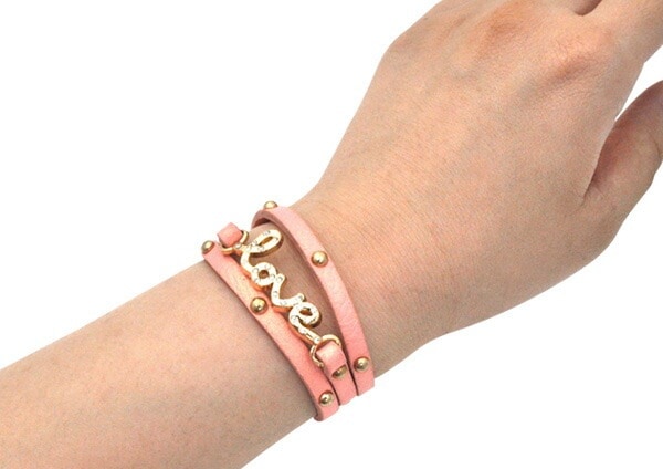 送料無料<br>３重巻きレザーブレスレット/LOVEチャーム