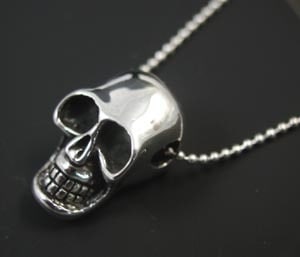 送料無料<br>シルバー925にやけドクロの頭蓋骨ネックレストップ