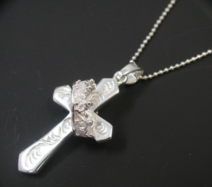 送料無料<br>シルバー925草模様クロス＆クラウンネックレストップ