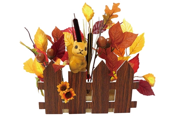 木の実とリスの垣根アレンジ