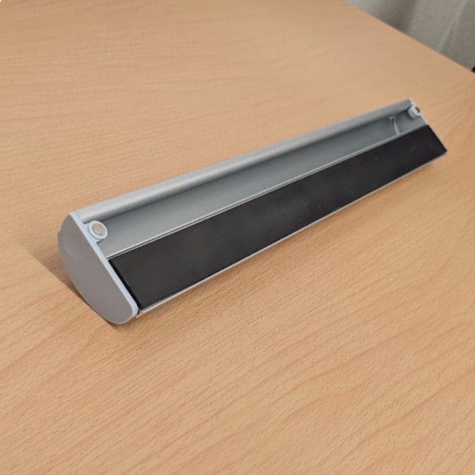 裏には強力なマグネットが全面に付いているので、ホワイトボード面にしっかりと付きます。トレイの位置を変更する場合は、かなり力を入れてマグネットを外す感覚です。