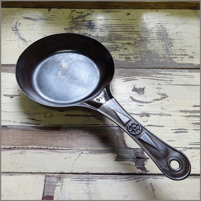 1940年代 WAGON WHEEL<BR>ビンテージ フライパン<BR>鉄フライパン アメリカ製<BR>Cowboy Frying Pans 152㎜