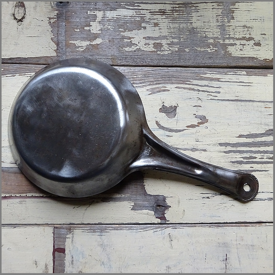 1940年代 デッドストック<BR> WAGON WHEEL 152㎜<BR>ビンテージ フライパン<BR>鉄フライパン アメリカ製<BR>Cowboy Frying Pans