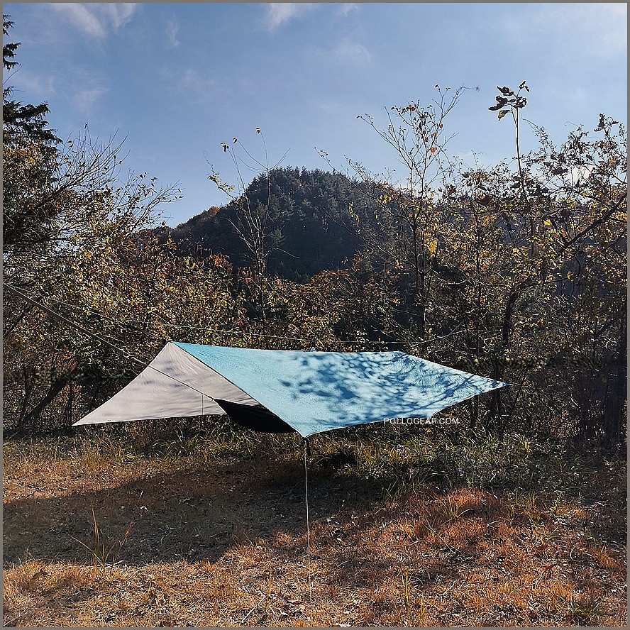 2007年 グラナイトギア 10×12<br>ホワイトライトニングタープ<br>GRANITE GEAR SILTARP<br>シルタープ White Lightning Tarp<br>バイカラー ブルー ホワイト<br>シルナイロン カテナリーカット ULTRALIGHT CLASSIC
