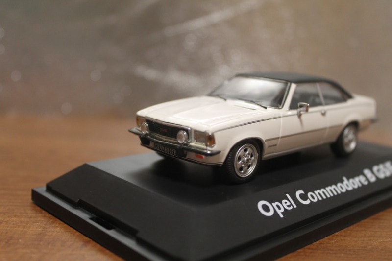 ���女��1/43�����ڥ롡Commodore B GS/E Polarweiss  02777