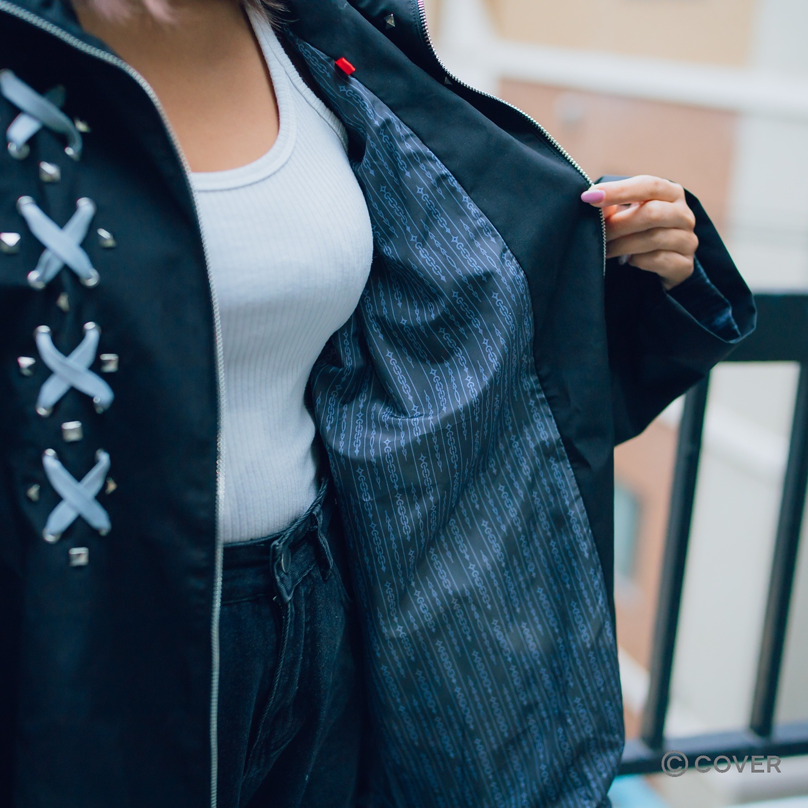 Designed by Axel Syrios.��AxelSyrios jacket��Bonus: Includes a postcard