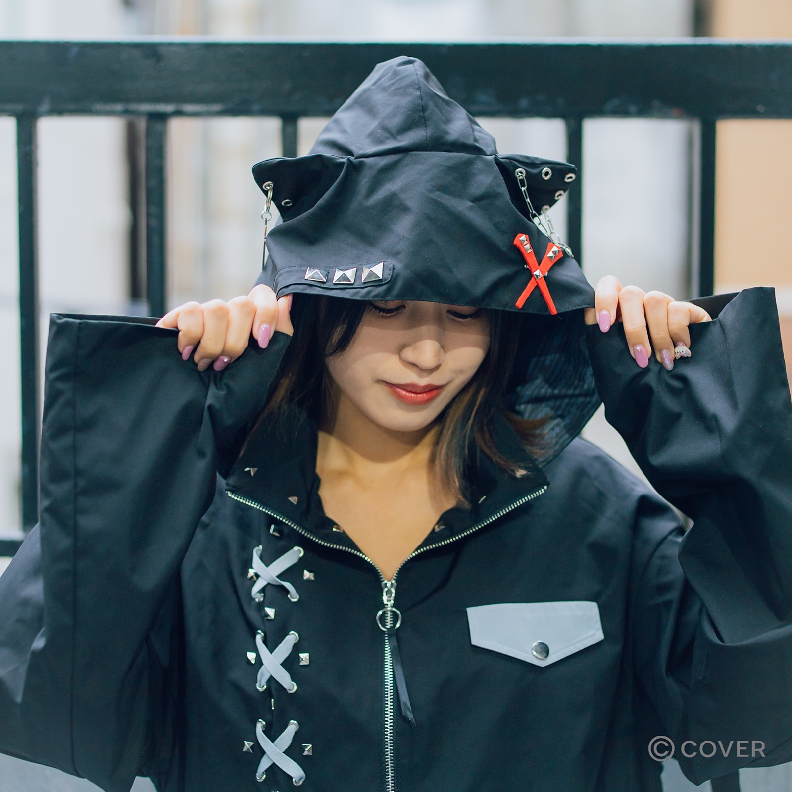 Designed by Axel Syrios.��AxelSyrios jacket��Bonus: Includes a postcard