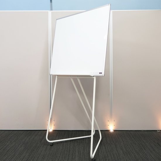 【ホワイトボード（脚付き）】中古オフィス家具<br>【脚付ホワイトボード】<br>■ウチダ／ACボード（前キャスター付き）