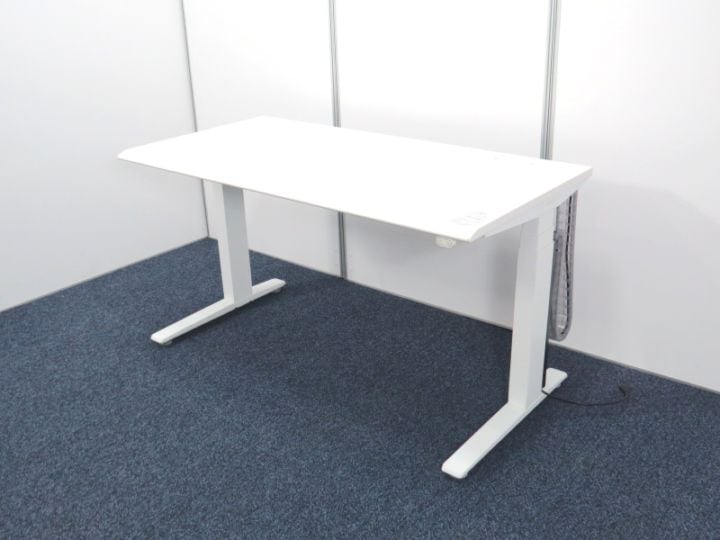 【中古】スイフト オカムラ 電動昇降デスク W1350 ホワイト 中古 3950